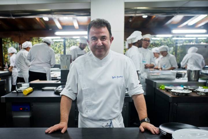 Martín Berasategui en las cocinas de 'Lasarte'. Foto: Sofía Moro.