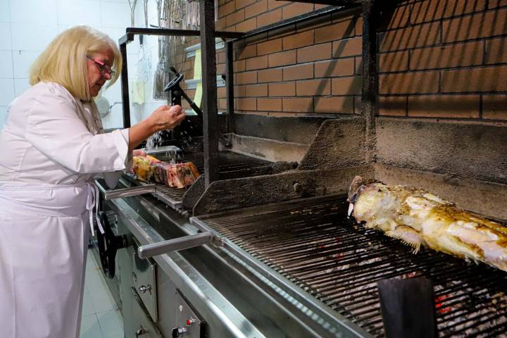 Sobre los cinco metros de hierro y fuego de su parrilla se posan a diario carnes y mariscos gallegos, pescados del puerto de Ondarroa y verduras del entorno. Foto: Yoana Salvador.