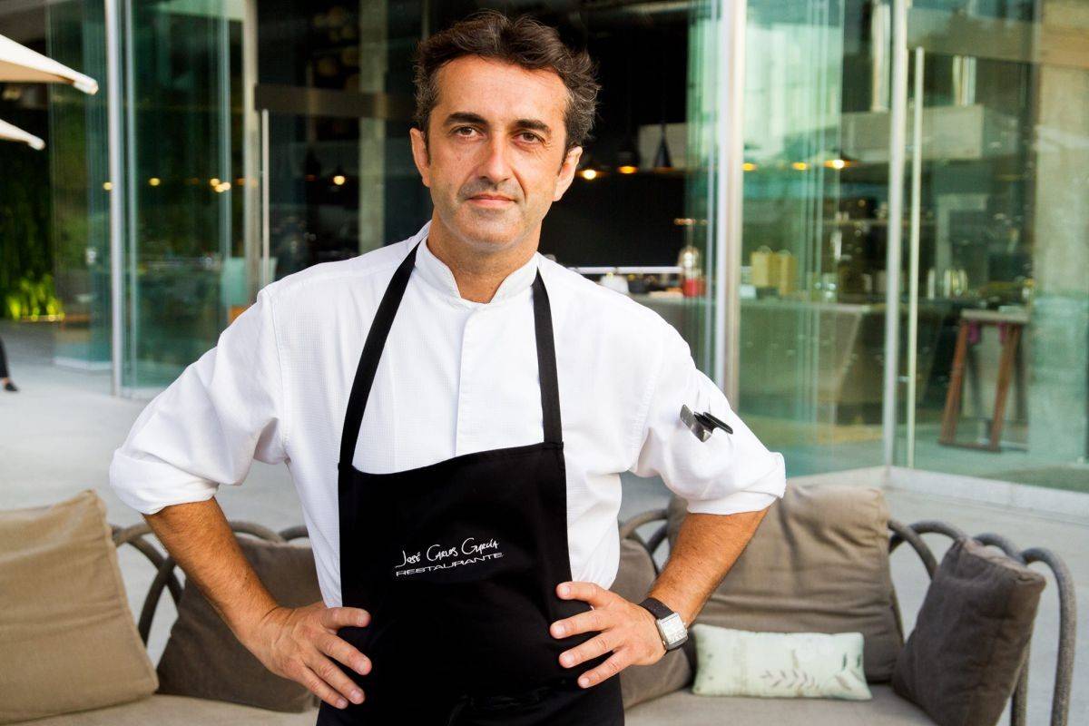 El cocinero malagueño José Carlos García a las puertas de su restaurante en el Muelle Uno, Málaga.