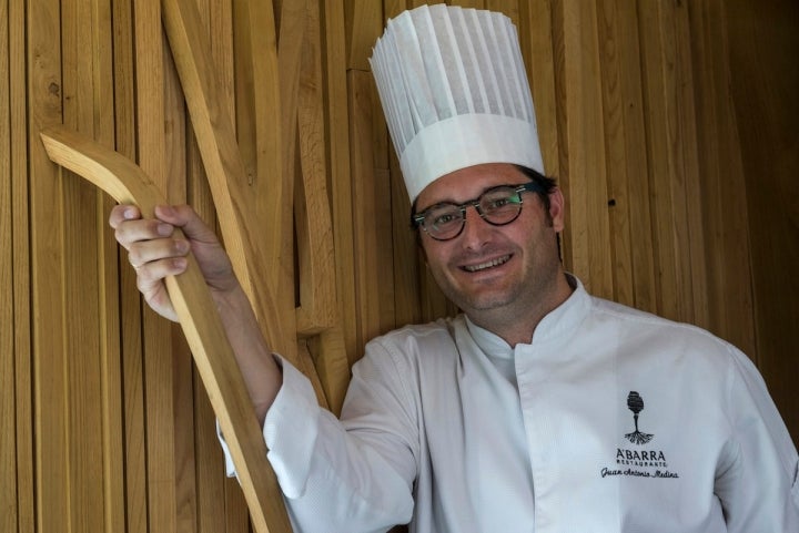 Juan Antonio Medina, del 'A'Barra', en su restaurante. Foto: cedida.