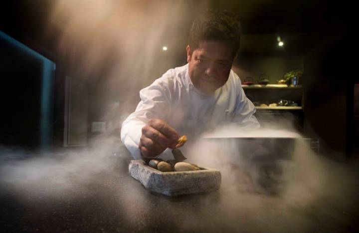 El chef en la cocina de su restaurante. Foto: Víctor Gutiérrez.