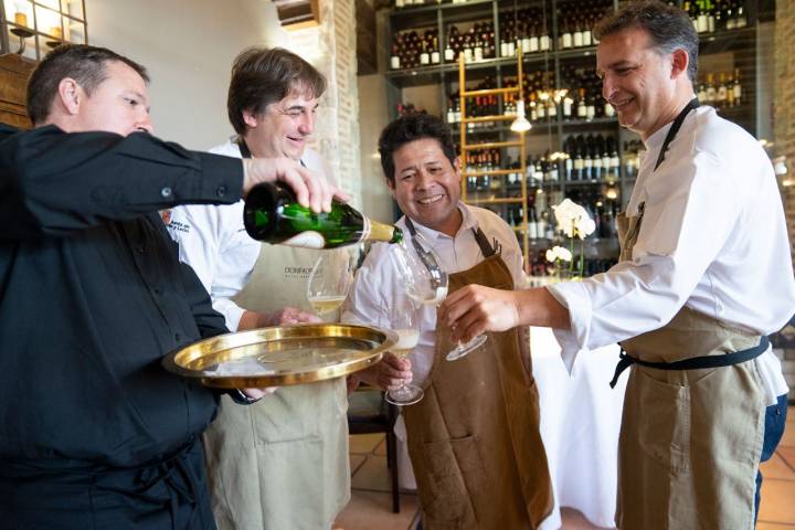 El chef junto a los hermanos Sánchez Monje en 'Don Fadrique'. Foto: Eva Llorca.
