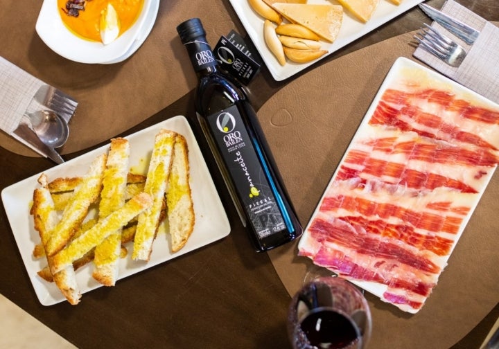 Pan de pueblo, jamón ibérico al corte y un aceite top para desayunar.