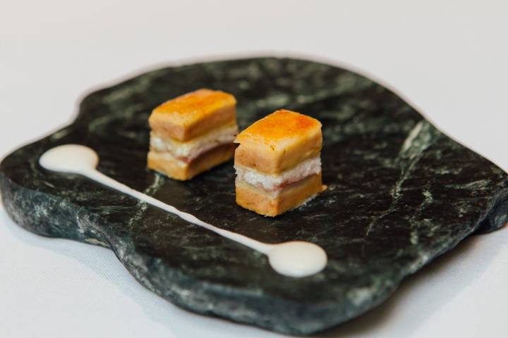 Milhojas caramelizado de anguila ahumada, foie gras, cebolleta y manzana de 'Lasarte'.