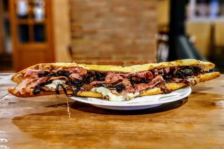 Uno de los bocadillos gigantescos que triunfan en Náquera. Foto: Facebook 'El Pastoret'.