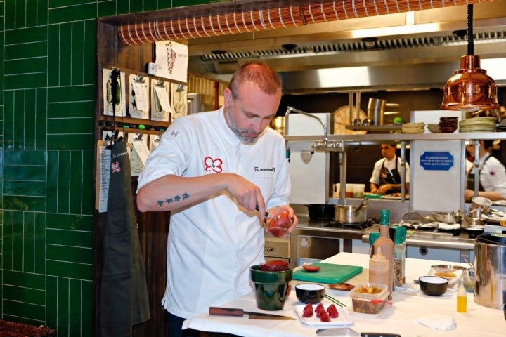 Rodrigo prepara su famoso tartar de remolacha emplatado sobre una maceta.