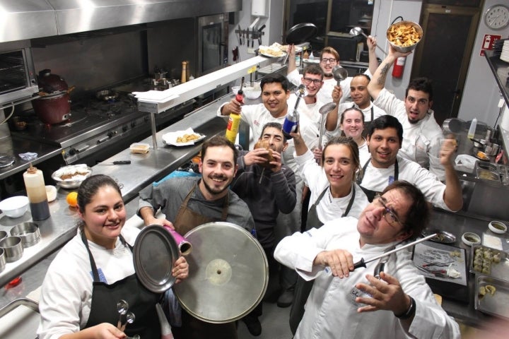 El buen ambiente en la cocina es innegable. Foto: Facebook 'Mesón de Ulía'.