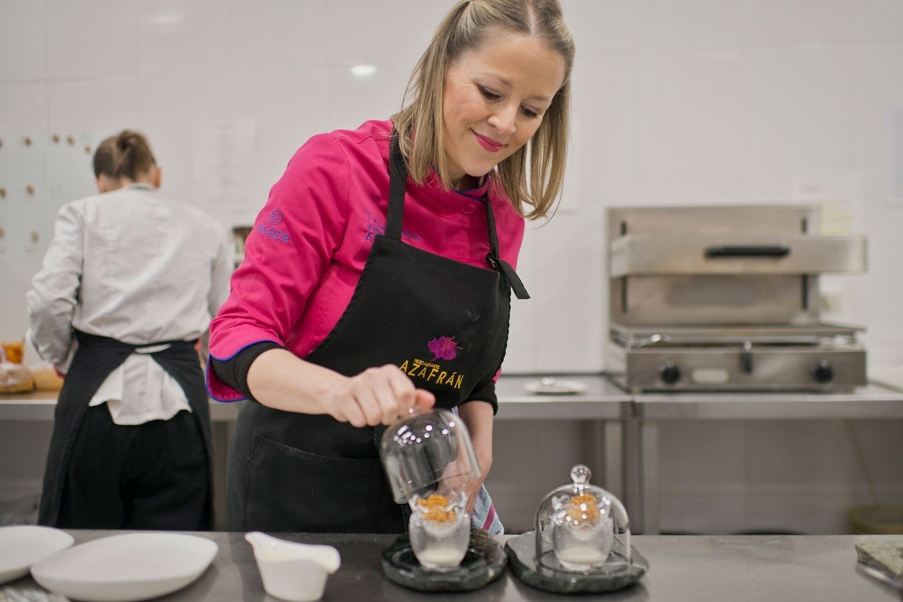 Acompañada de un equipo de solo mujeres, la chef propone platos ligeramente actualizados, sencillos y estéticos.