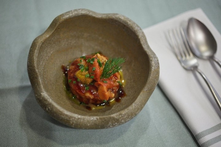 Tartar de tomate con erizos. Foto: Javier Torres - Bacchetta