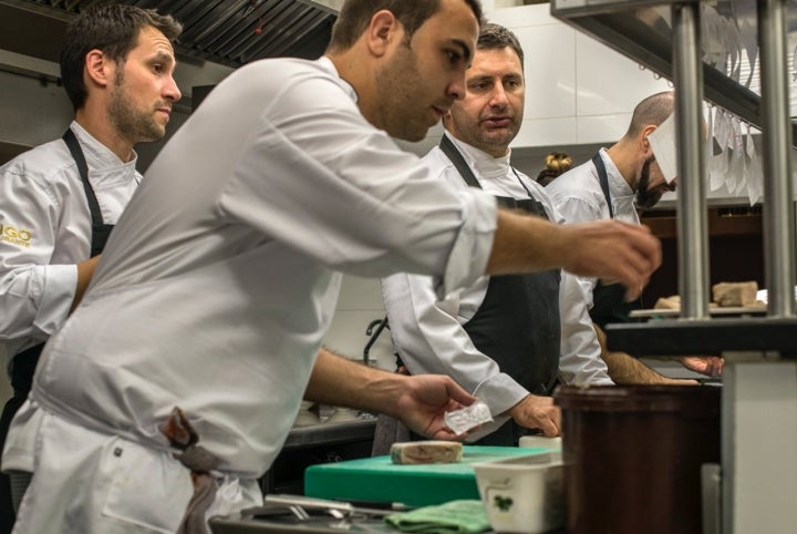 Víctor Martín en las cocinas de 'Trigo', un templo al producto castellanoleonés. Foto: Alfredo Cáliz.