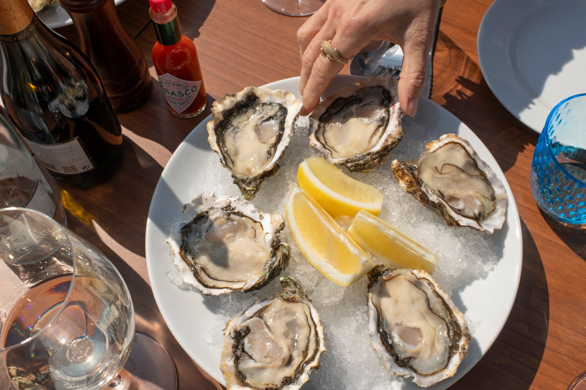 Degustación de ostras y mejillones en una batea