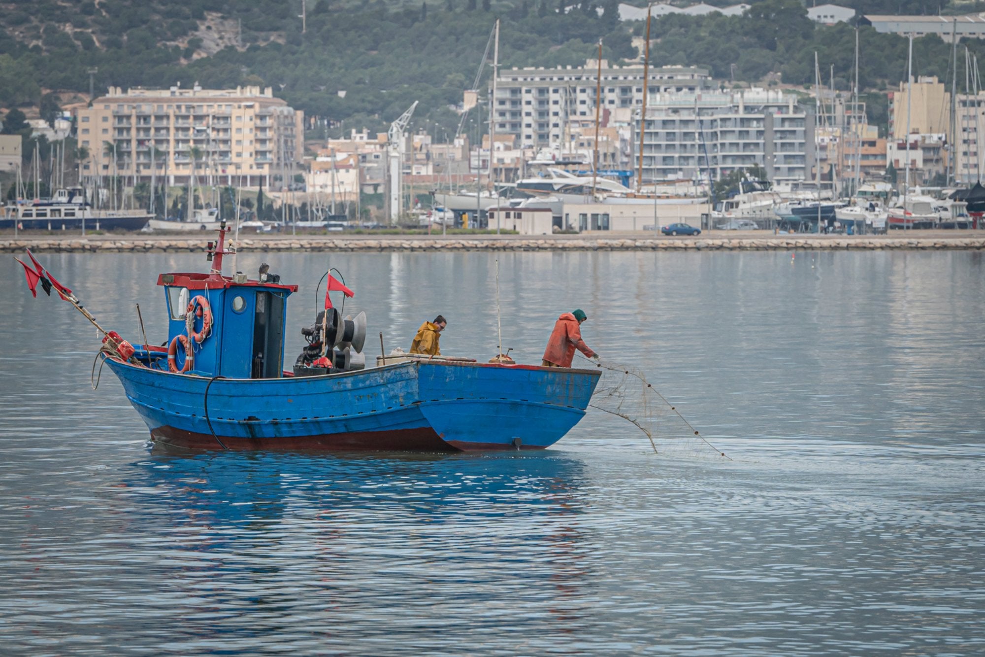 Un barco pesquero faenando en la Bahía de los Alfaques