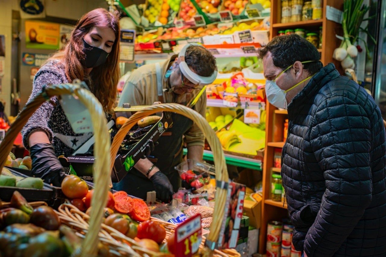 Frutería con medidas de protección durante el confinamiento.