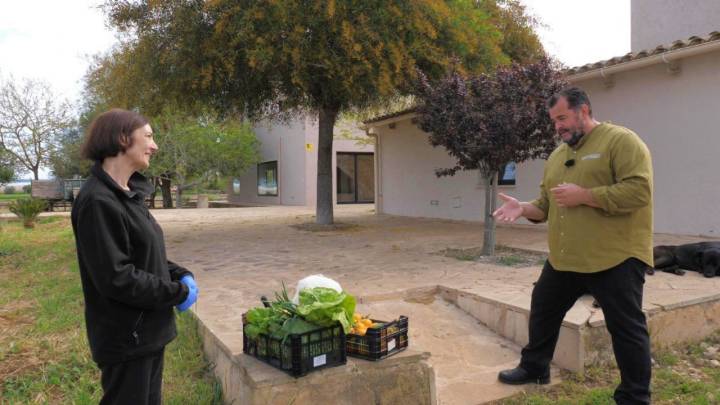 Entrega de frutas y verduras de 'Camp Mallorquí' al cocinero Miquel Vicens