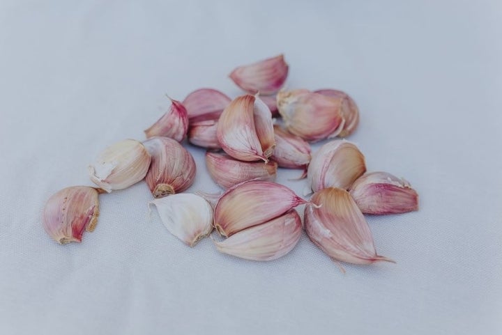 Dientes de ajo de la variedad de ajo morado (o español).