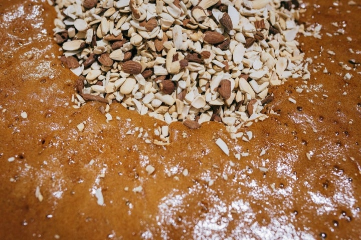 Las almendras no pueden faltar en un alfajor.