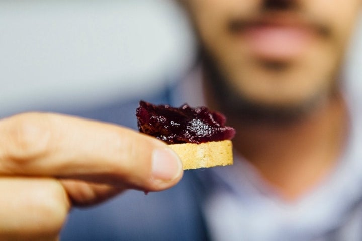 Un vino para untar sobre carnes y pescados en los procesos de elaboración.