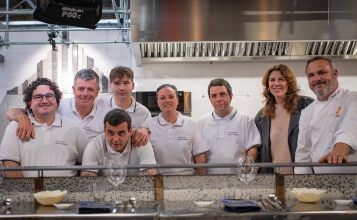 El equipo de Ángel León posa con la directora de Guía Repsol, María Ritter.