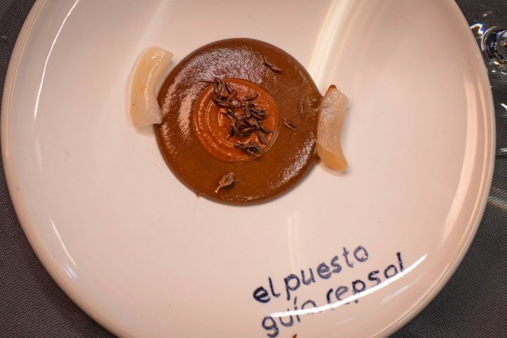 Muergos sobre guiso de sus interiores y harissa marroquí.