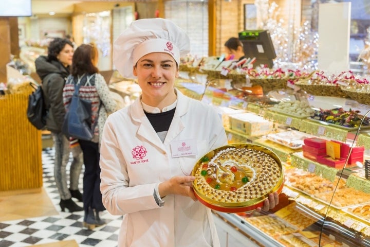 Ana muestra una de las anguilas ya terminadas.