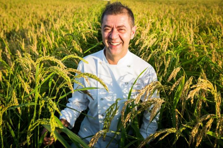 El reconocido chef Jorge de Andrés, del restaurante 'La Marítima' posa en el arrozal de L'Albufera.