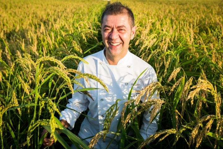 El reconocido chef Jorge de Andrés, del restaurante 'La Marítima' posa en el arrozal de L'Albufera.