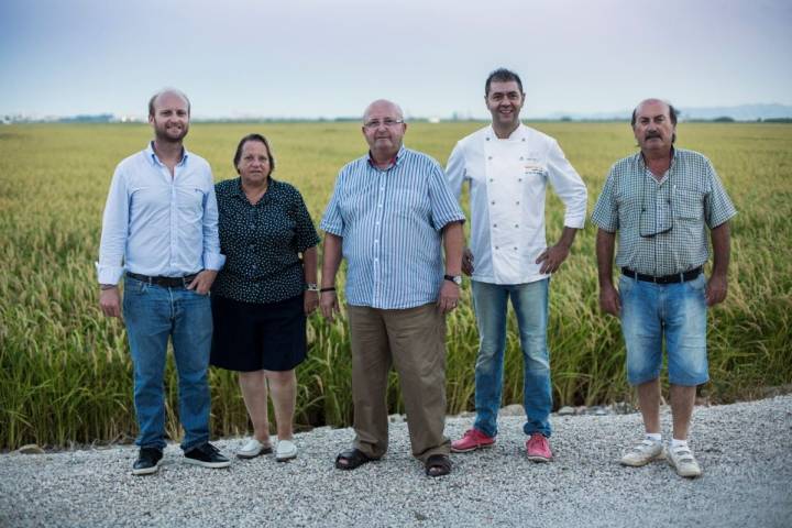 Juan Valero junto a su familia de tradición arrocera y el chef Jorge de Andrés.
