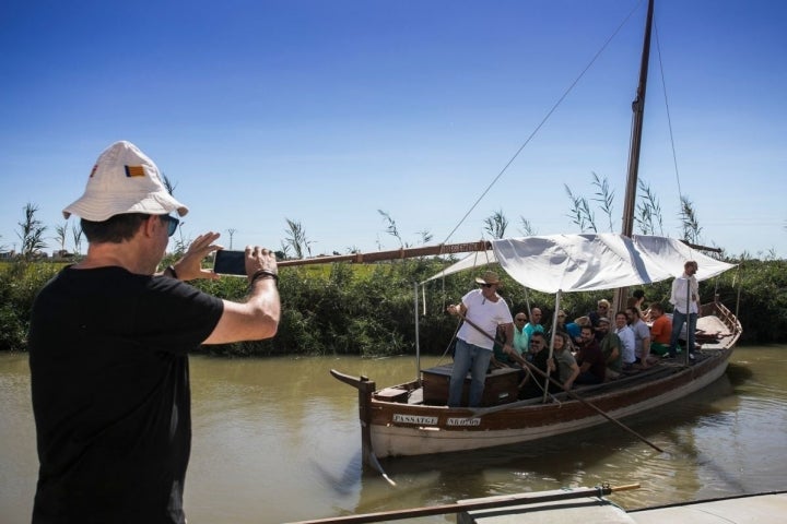 El paseo en barca por L'Albufera no puede faltar.