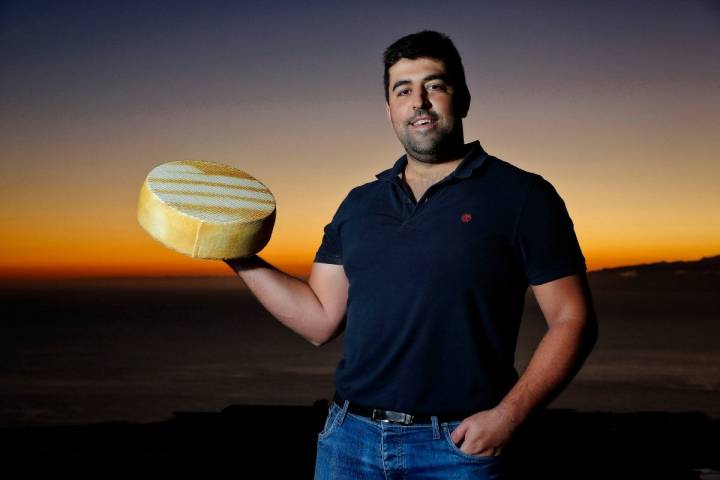 Alberto Montesdeoca con una gran pieza de su premiado queso ahumado.