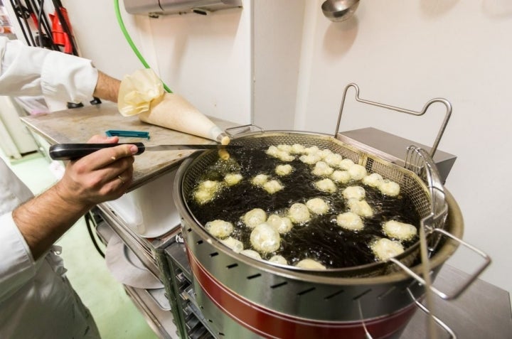 Para freir los buñuelos, el aceite debe estar entre los 195 y 205 grados de temperatura.