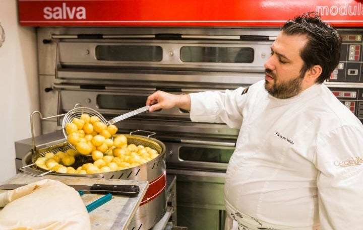 El chef remueve los buñuelos para que vayan tomando forma.