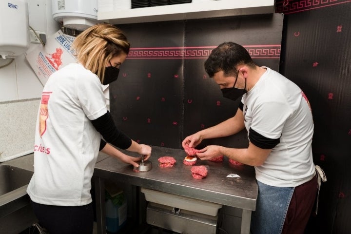 Burguer Recius: preparando las hamburguesas