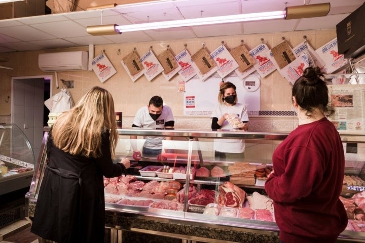 Burguer Recius: clientas en la carnicería