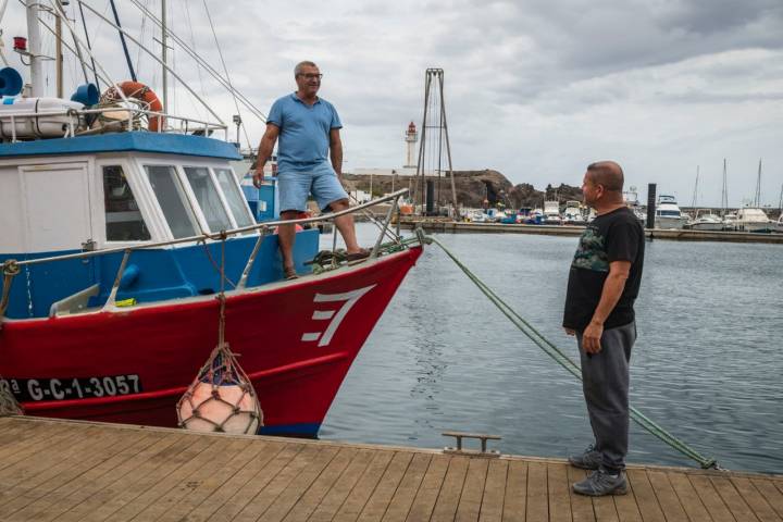 El pescador Facundo Angulo, junto a su cuñado Alexander Montoya, en su barco de la cofradía de Taliarte (Gran Canaria)