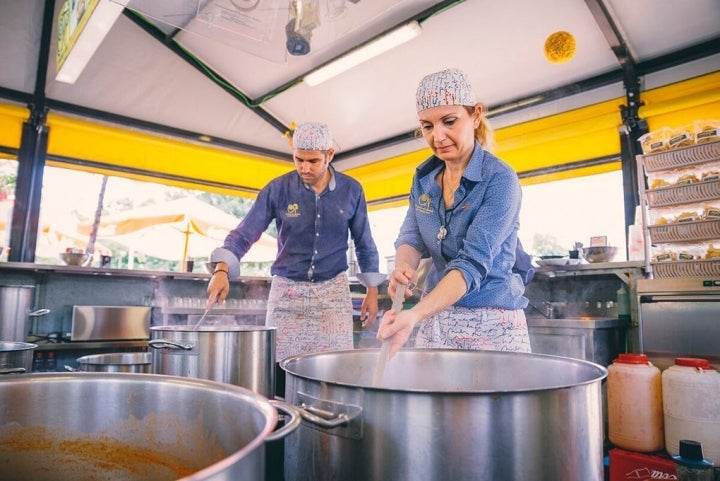 Juan Carlos y María Jesús llevan 12 años cocinando caracoles.