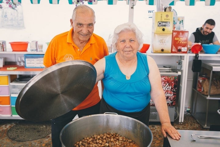 Pepi y su marido, al mando del primer puesto que abrió en la ciudad.