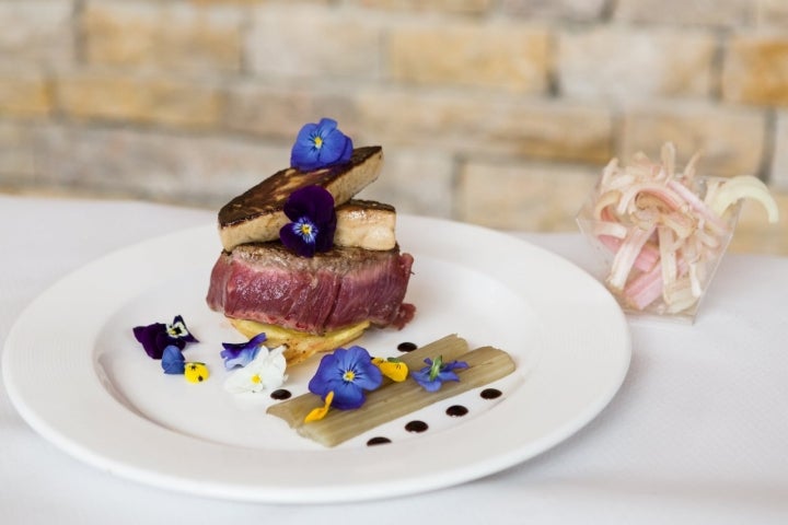 Cardo rojo junto a un medallón de solomillo y foie.