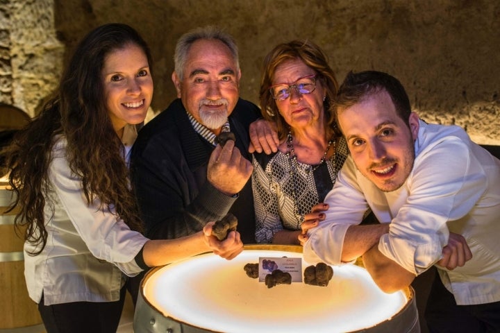 Carolina Sánchez e Iñaki Murúa ('Íkaro') junto a Jaime y Josefina, de la finca trufera 'La Planilla'