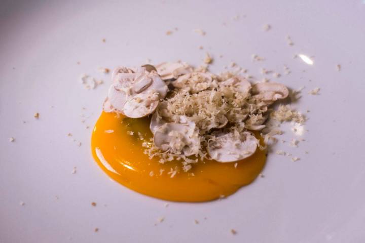 Restaurante 'Palacio Tondón': champiñón de Autol laminado, yema de huevo, nuez y trufa