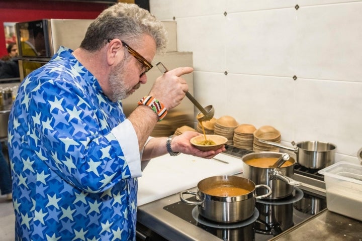 Chicote regando las borrajas de Navarra estofadas con su caldo de jamón ibérico.