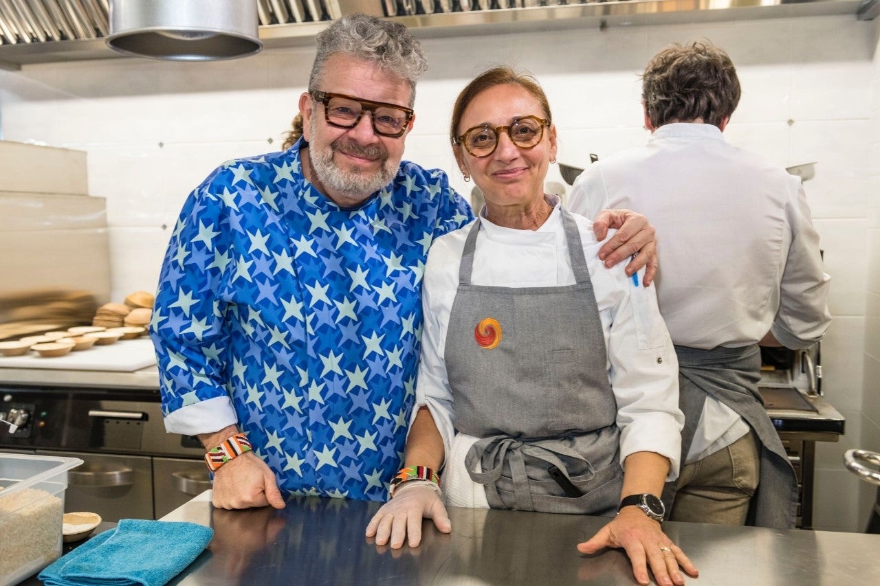 Alberto Chicote y su socia y compañera, Inma Núñez, posan en El Puesto Guía Repsol.