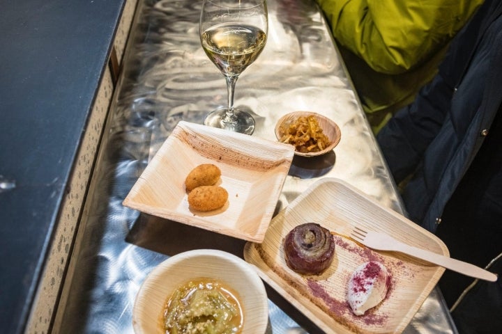 Croquetas, borrajas, tortilla y tarta de cebolla.