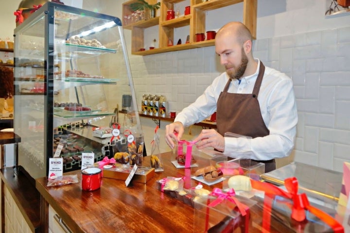 Atendiendo a la clientela en Flor D'KKO (Madrid).