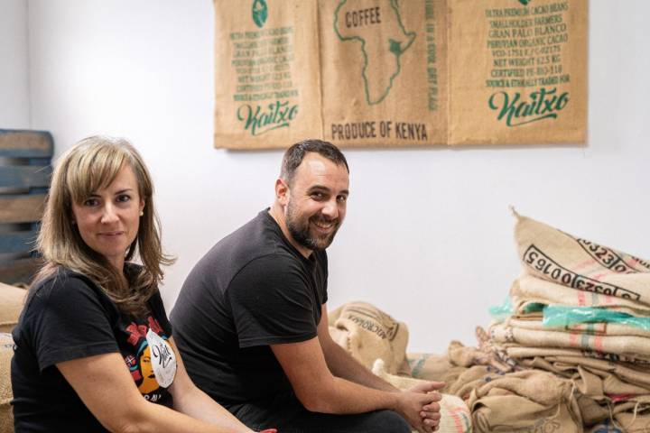 Raquel y Jon Mikel González son los responsables de los chocolates y cafés de especialidad de 'Kaitxo'.