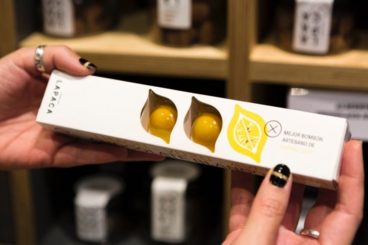 - El mejor bombón artesano de España, de limón, yuzu, avellana y chocolate blanco. 