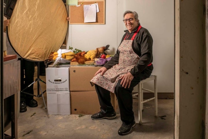 Higinio Gómez, en el set utilizado para las fotos en su almacén del mercado de Vallehermoso.