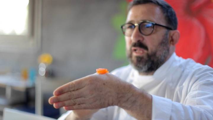 Óscar Manresa, chef y director de 'Food & Music', poniendo el caviar a la temperatura del cuerpo humano.