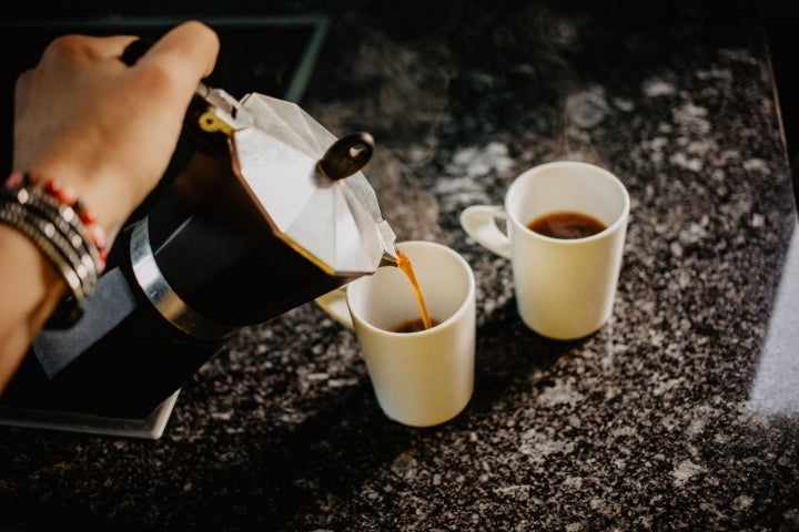 Sirve el café recién hecho. Foto: Shutterstock.