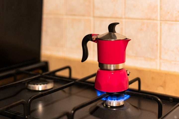 Controla muy bien el fuego para que el café no se queme. Foto: Shutterstock.