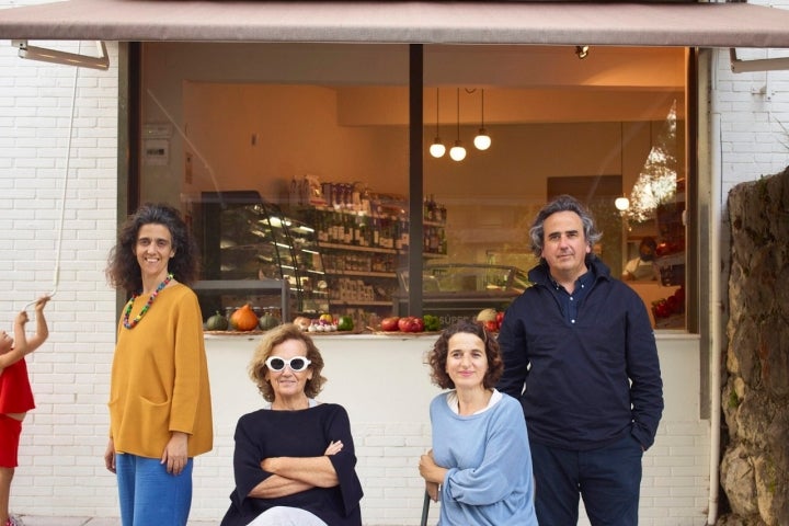 Carlos Zamora y su familia posan frente a la fachada del establecimiento. Foto: El Súper de los pastores.